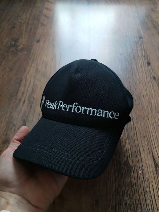 peak performance - страхотна шапка КАТО НОВА 100% оригинал универсален размер