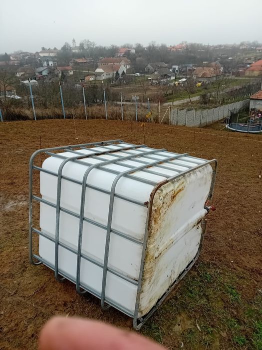 Vând butoi 1000 litri 150 lei fix