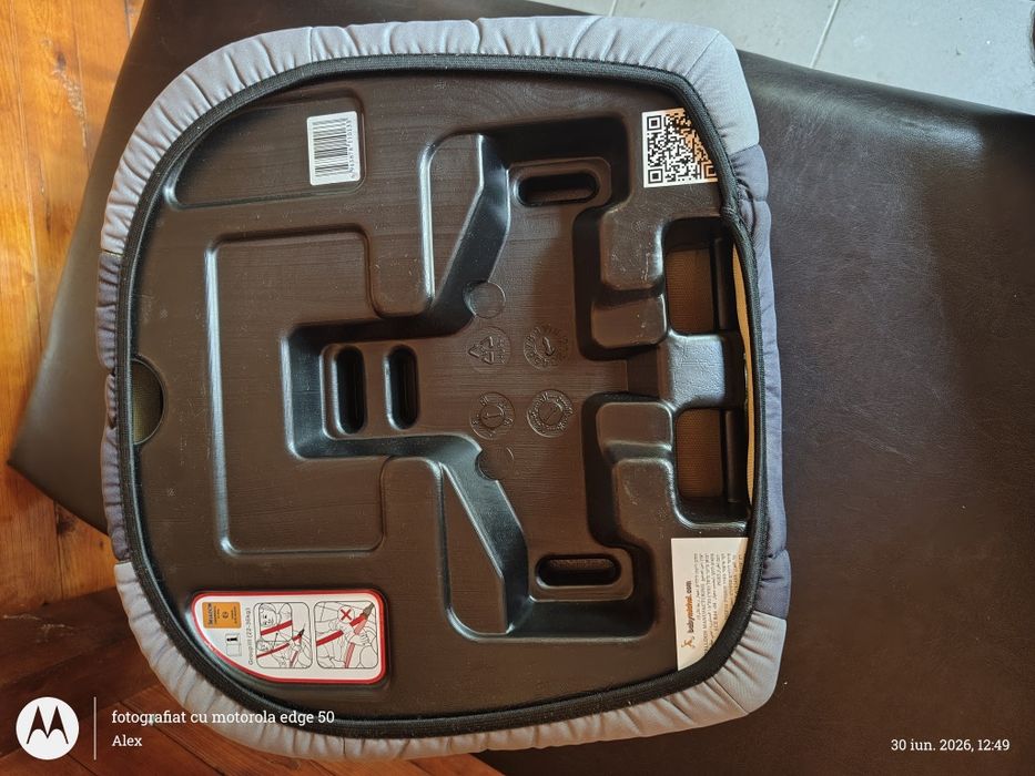 Vând înălțător auto (scaun booster) Welldon Penguin Pad, în stare excelentă, foarte puțin folosit și extrem de curat.