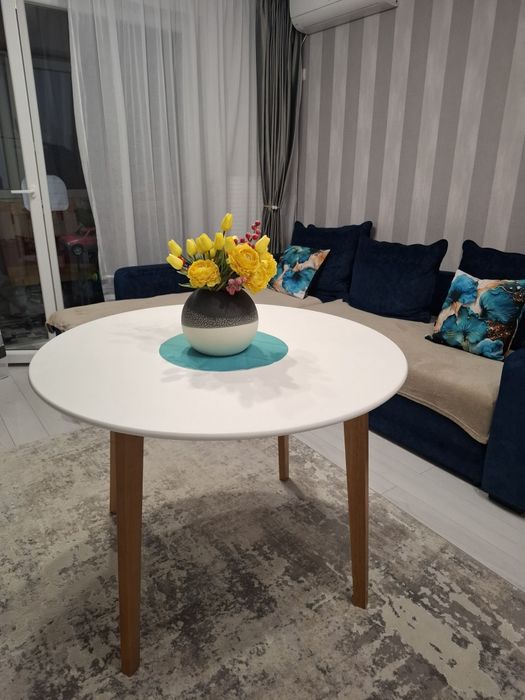 Masa moderna rotunda