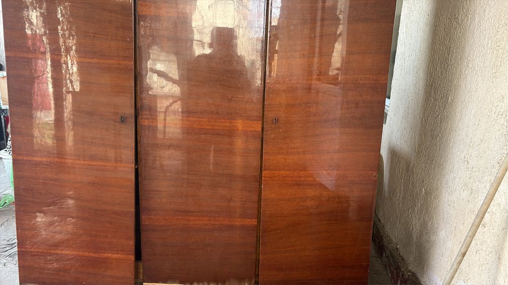 Старый деревянный шкаф