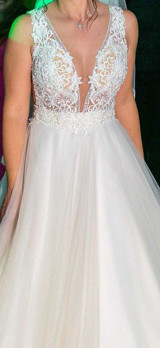 Vand rochie de mireasa, marca Darfil, culoare ivoire.