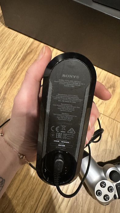 Consola Playstation PS4 + controller + dock station