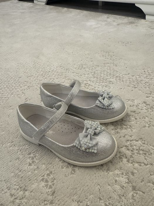 Продам туфли на девочку 7-8 лет