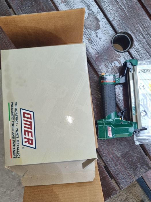 Pistol pneumatic cu capse