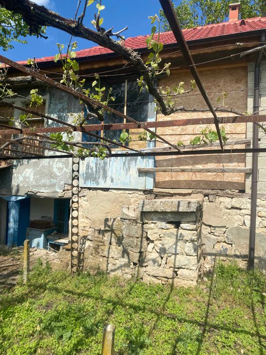 Каменна къща  с двор с. Вратарите на 35 км от Добрич и 60 км от Варна.