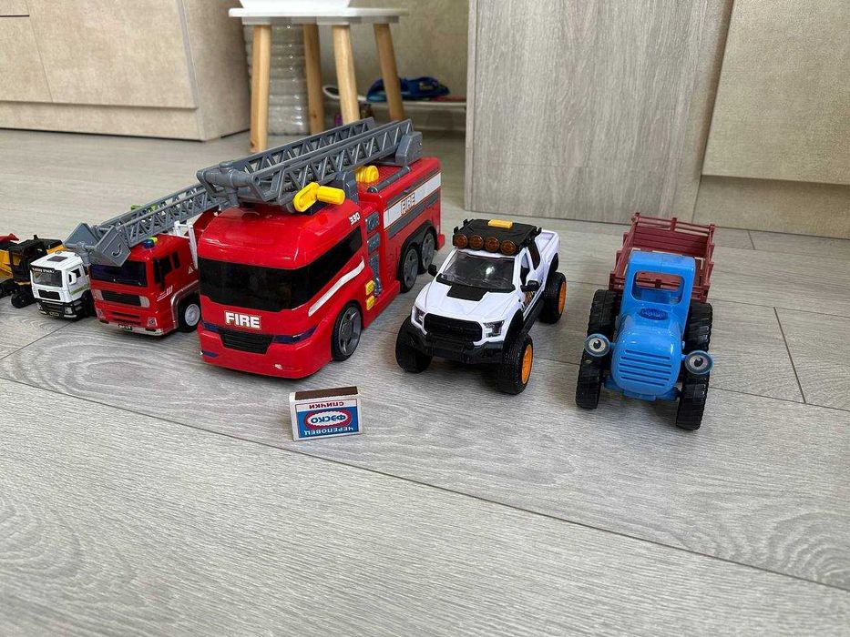 Набор игрушечных машинок и спецтехники