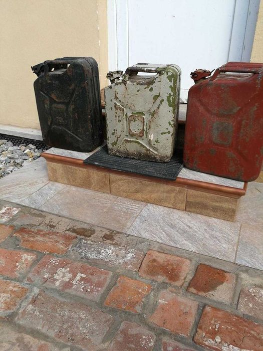 Vind 3 canistre tabla de 20 l si o canistra plastic 20l