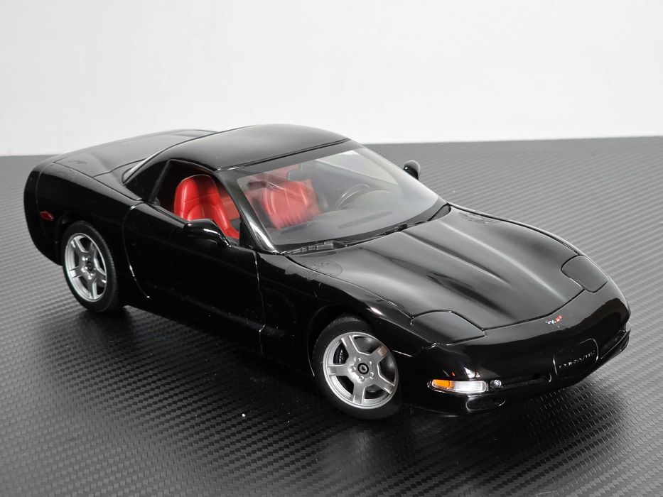 Macheta Auto 1/18 UT Models Chevrolet Corvette 1998