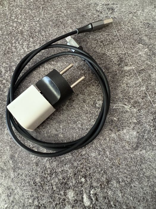 Продам зарядное устройство от iPhone оригинал