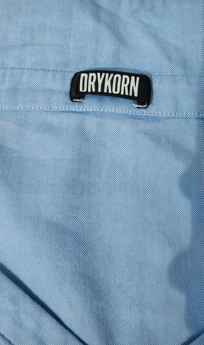 Vând Cămașă Drykorn plus pantaloni scurți căptușiți.