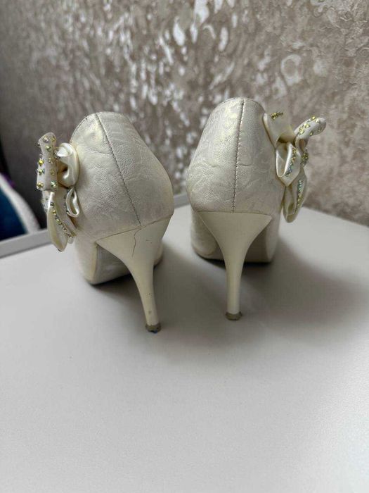 Продаются бело-кремовые туфли / Oq va krem ​​rangli poyabzal sotiladi