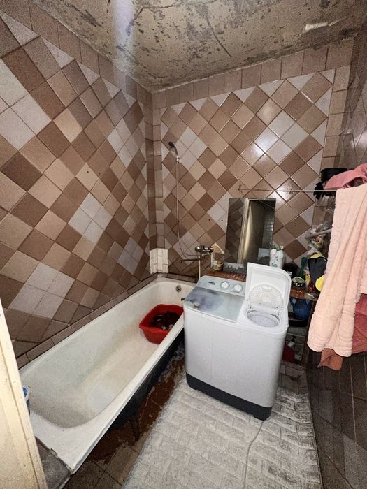 Продаётся трёхкомнатная на м-в Карасу 6 ( 275 школа )