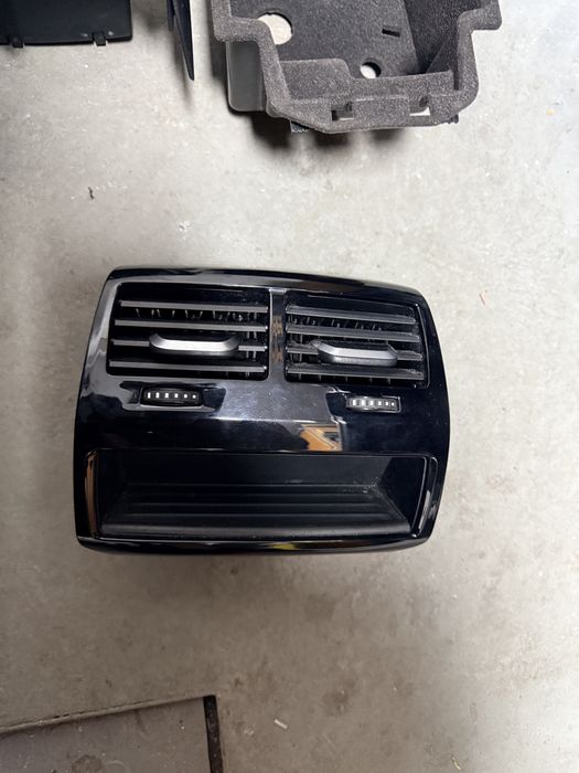 Bmw g30 g31 g11 usb порт, конзола , огледала капаци, лайсни,плафон,подлакътник части, духалки задни
