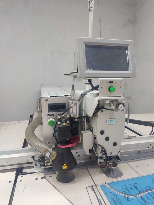 Шевна машина с програмируеми шевове и лазер за изрязване на кройки