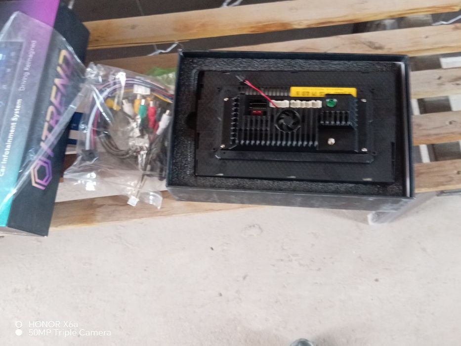 10 dyumli manitor yangi