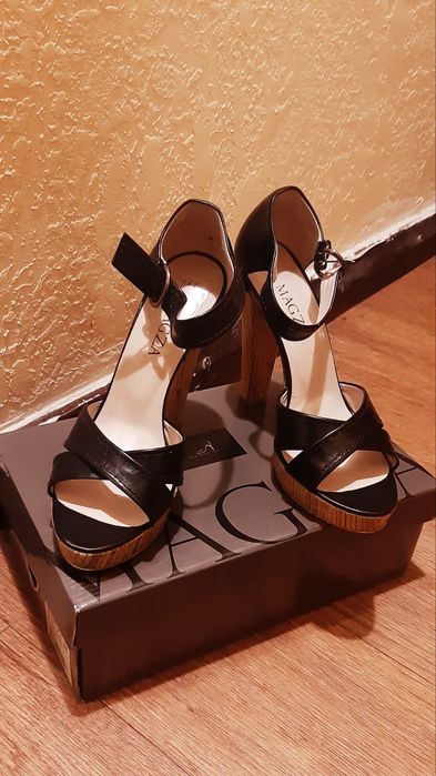 Босоножки. Высокий каблук.