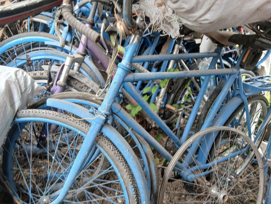 Vand dulap si biciclete 
Vand sau schimb cu diverse. biciclete romanesti si straine in stare de functionare vopsite in mare parte sunt aproximativ 15