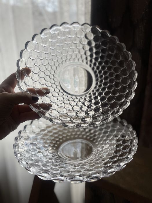 Продам две  оригинальные  стеклянные вазы