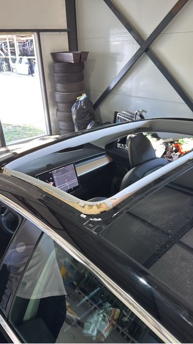 Vând plafon panoramic original Tesla Model 3.