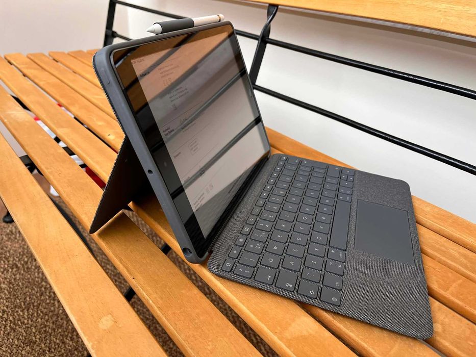 iPad 9 A2604, 64 GB, Logitech Combo Touch, Apple Pencil, Targus Case