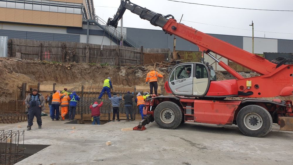 Inchiriez Manitou rotativ  MRT 3050, și Manitou fix 1740