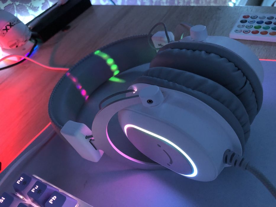 Продам наушники белые Fifine H6