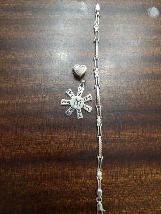 Комплект гривна с колие два чифта с обеци още една гривна и две висулк