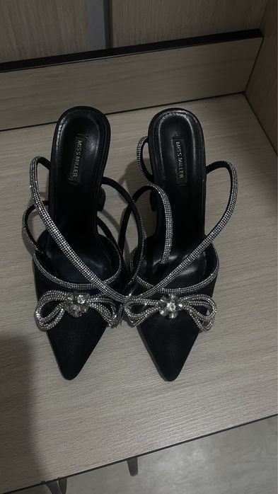 Продам босоножки со стразами