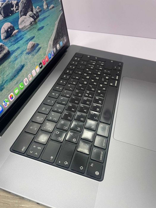 MacBook Pro M2 16-inch  16/512