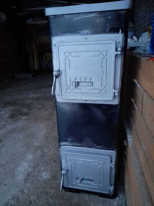 Soba pentru încălzirea locuinței pe lemne.