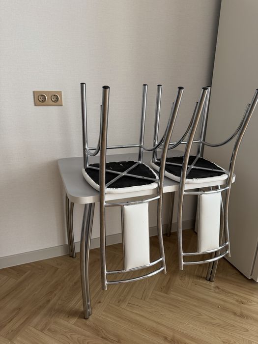 Стол со стульями