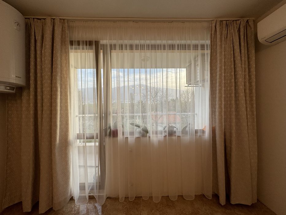 Светло бежови плътни завеси