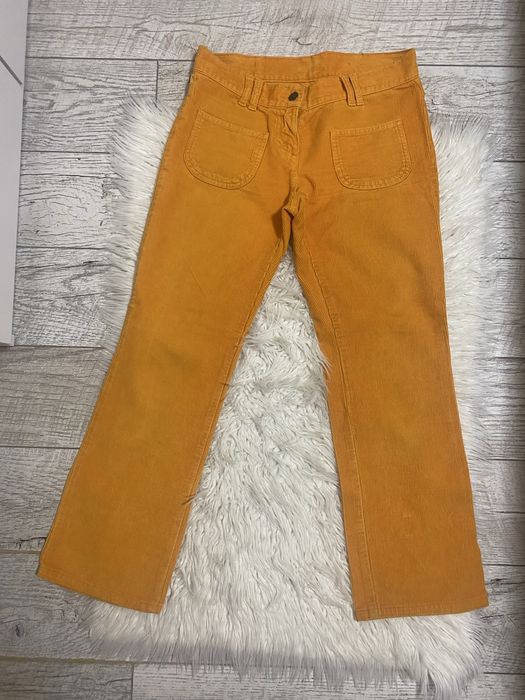 Vesta neagra si pantaloni raiat portocalii