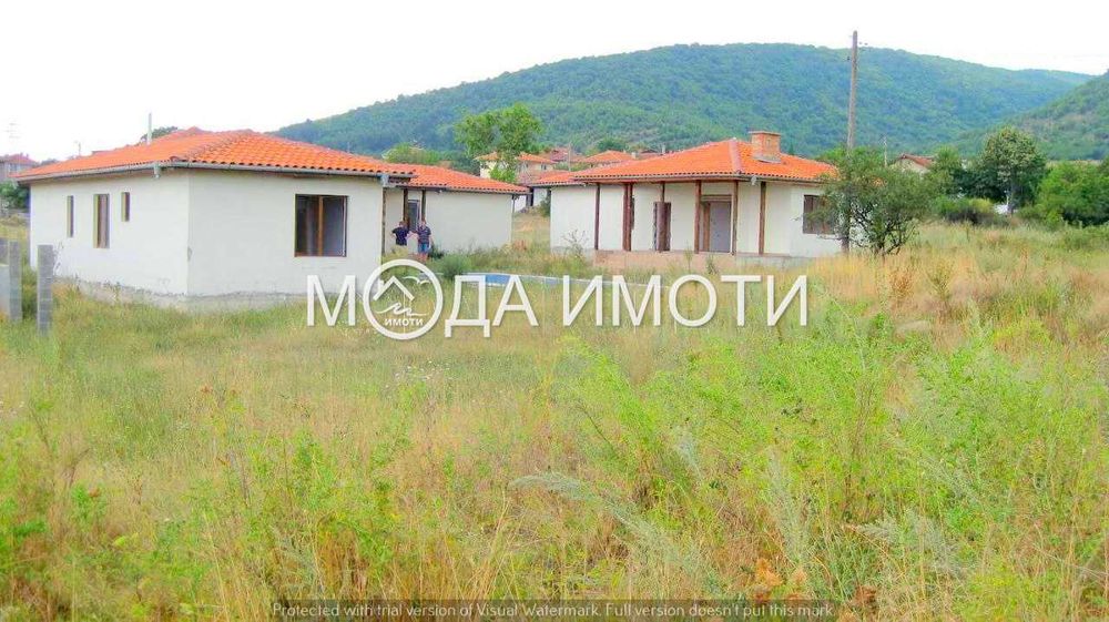 Инвестиционна възможност: Незавършен проект с 3 бунгала и  басейн.