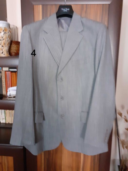 Официални мъжки костюми от 35 до 45 Евро.