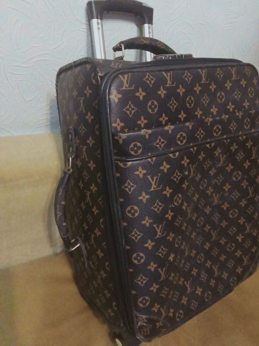 Продам чемодан  маленького размера