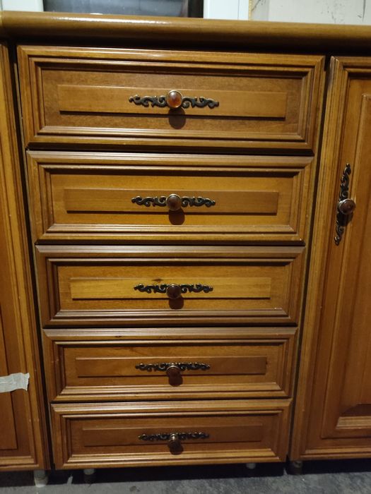 Mobila de bucătărie din lemn masiv