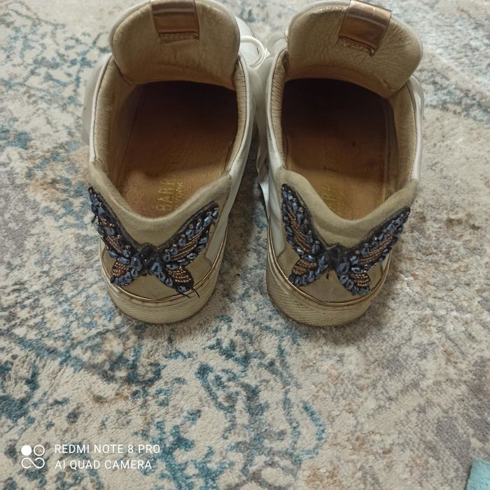 Белые, кожаные кроссовки.