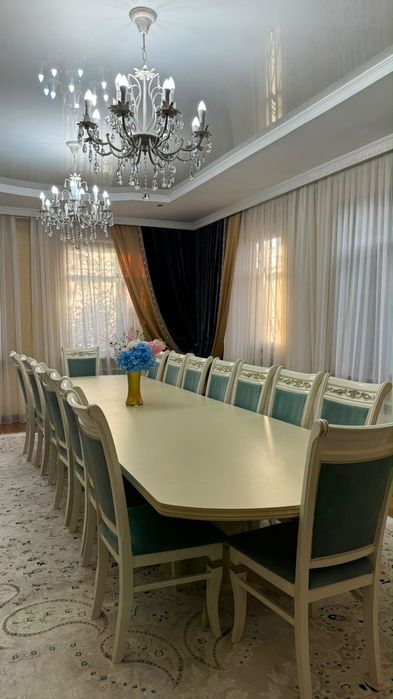 Стол для гостиной с 16 стульями. Горка для гостиной