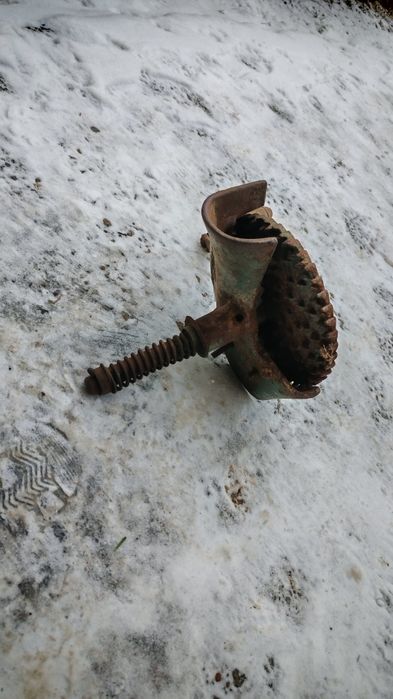 Unealta/Mașina manuala curățat porumb stiuleti