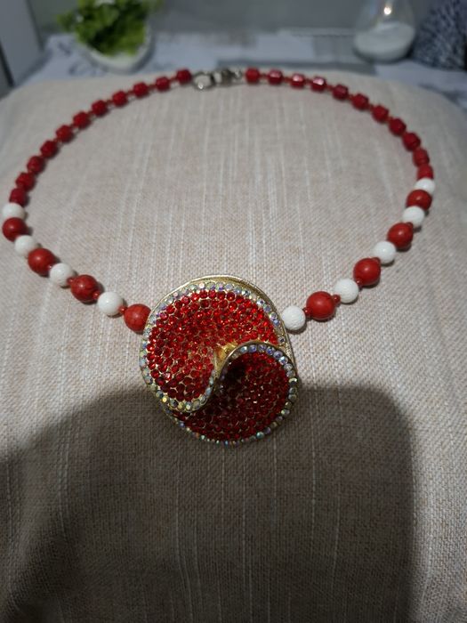 Colier coral rosu și alb cu un design ultramodern45 cm lungime