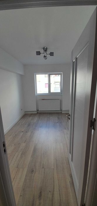 Inchiriez apartament 3 camere ultracentral - zona Romal - Campina