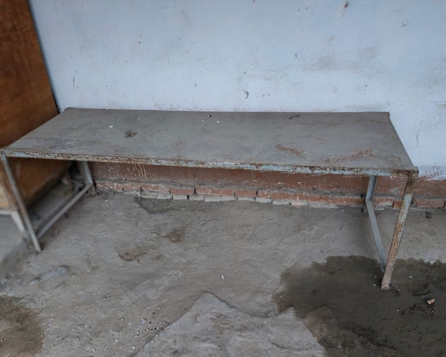 Стол железный...