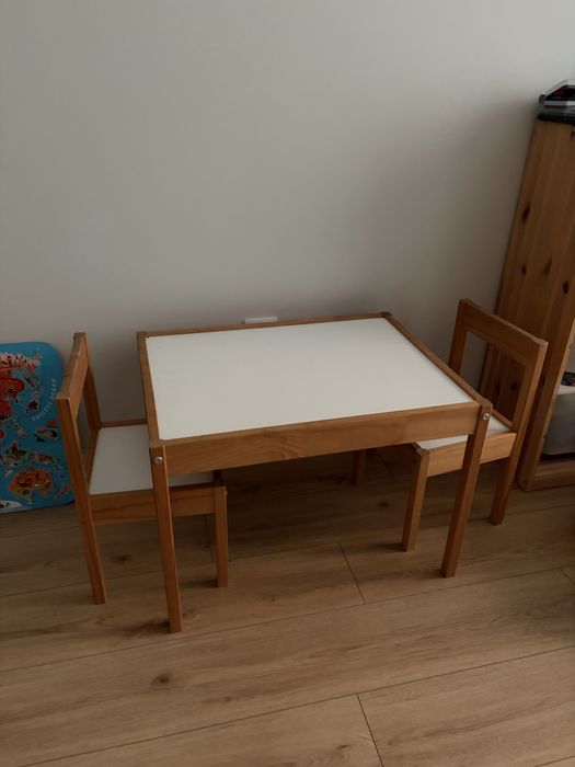 Продавам детски комплект масичка и столчета и шкаф Ikea