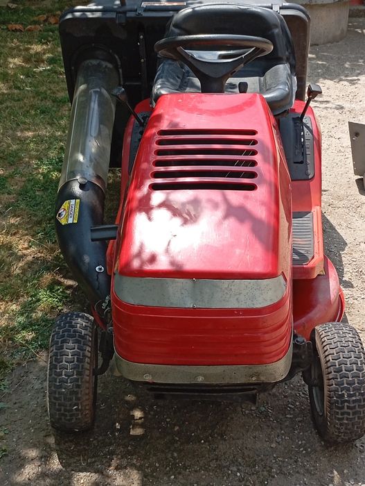 Tractoras tuns iarba