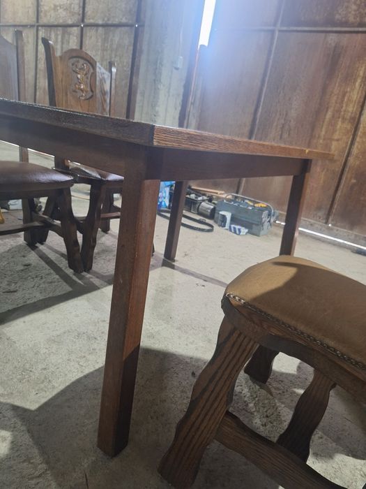 Продавам масивна дъбова трапезна маса с 4 стола.
Дължина 120 см
Височина 75 см

Столове
Височина 1 метър
От земята до седалка