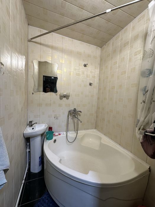 Uy sotiladi srochna qoyliq massif 5