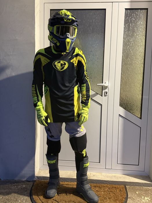 Продавам каските и цялата екипировка имам и ризница всичко е чисто нов