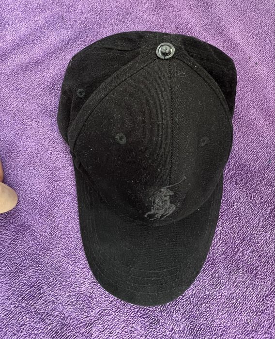 Sapca neagra cu insemn brodat fin